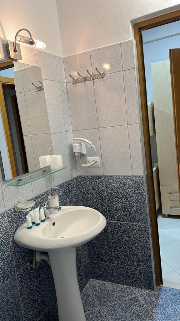 Season Inn Дхерми Экстерьер фото